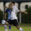 Danilo carrega a bola para o ataque