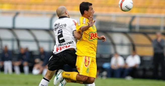 Alessandro disputa a bola com jogador do Mirassol. O lateral não fez boa partida, e foi substituído