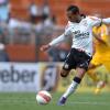 Liedson se prepara para o chute