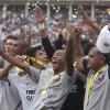 Jogadores fazem festa com o t�cnico Narciso