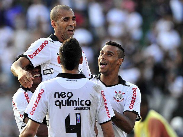 Jogadores do Corinthians comemoram o gol de Sheik