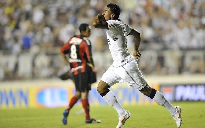 Paulinho comemora o lindo gol de voleio sobre o Ituano