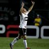 Em pose cl�ssica, William comemora o gol