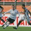 Bruno Cesar recebendo a bola