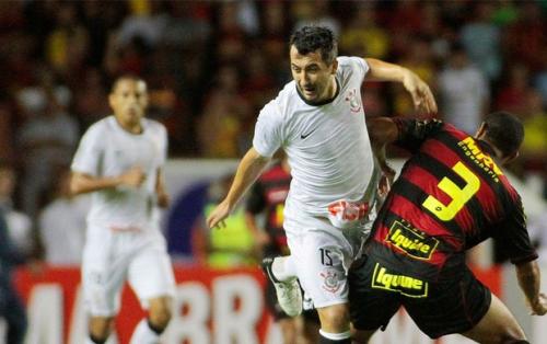 Douglas deu o passe que originou o gol de Liedson