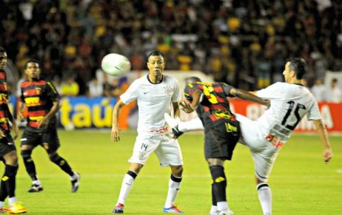 Douglas dividindo bola no ataque na partida contra o Sport