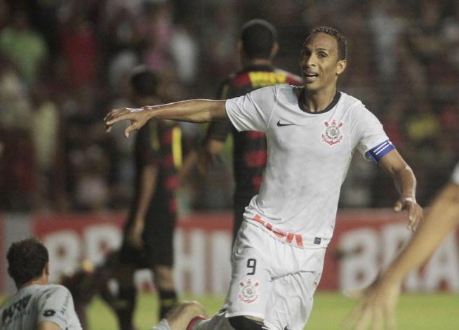 Liedson comemora o gol, mas o Corinthians cedeu o empate ao fim do primeiro tempo