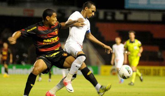Liedson tenta driblar o defensor do Sport