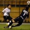Dentinho disputa bola com bobadilla