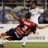 Moacir disputa a bola com adverss�rio