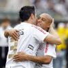 Chic�o comemora gol com Roberto Carlos