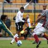 Moacir tenta finalizar no gol do Fluminense