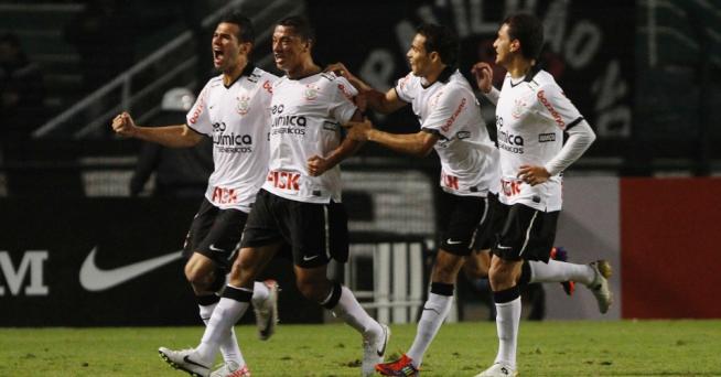 Ralf que jogou muito, comemorando o gol de empate do Corinthians