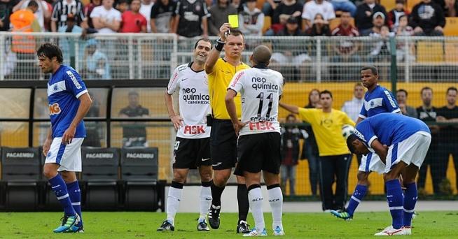 Emerson tomou cartão amarelo na partida contra o Cruzeiro
