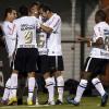 Jogadores comemorando o primeiro gol