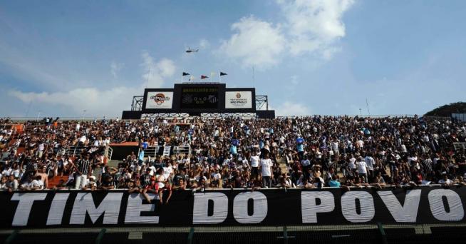 Torcida corinthiana em peso, lota as arquibancadas e o tobogã no Pacaembu