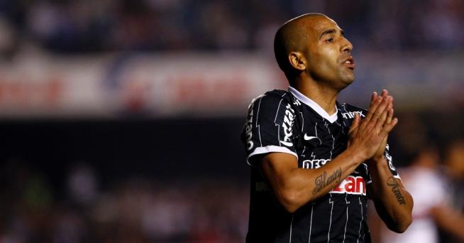 Emerson lamenta chance perdida e o jogo termina em empate sem gols