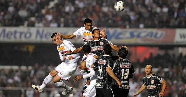 Mais uma disputa de bola na área corinthiana: o time sofreu mais do que pressionou no primeiro tempo