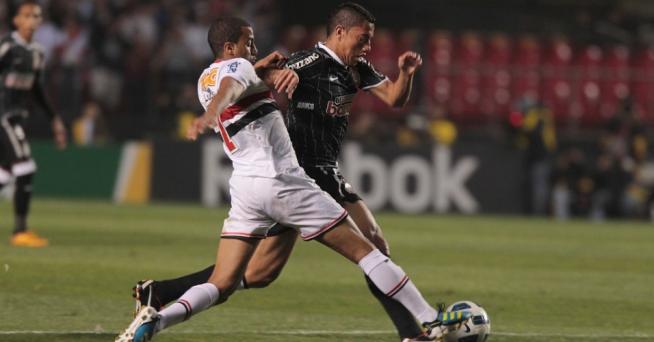 Ralf disputa a bola com Lucas