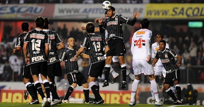 Wallace vai mais alto para tirar a bola da área do Corinthians