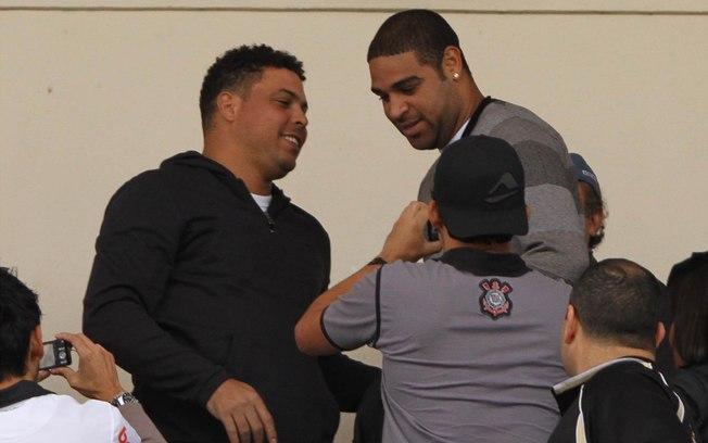 Adriano e Ronaldo prestigiam juntos o jogo do Corinthians