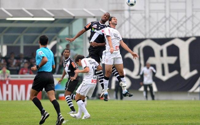 Danilo disputa a bola pelo alto: o jogador foi perigoso com as bolas aéreas contra o Vasco