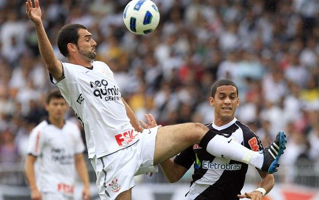 Em frente ao atacante Rômulo, Danilo tenta o domínio