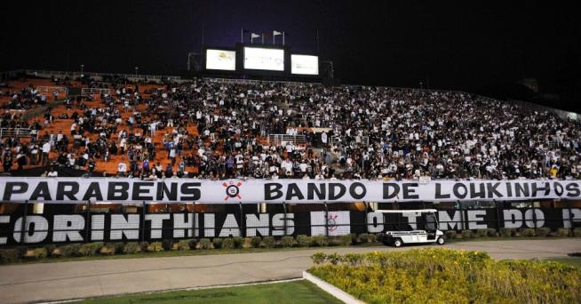 Faixa da torcida corinthiana em homenagem ao Dia das Crianças