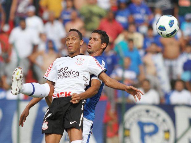 Liedson em disputa aérea com zagueiro cruzeirense