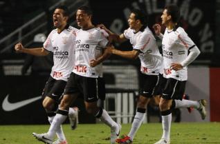 Corinthians vence mais uma, dessa vez de virada e com muita raça