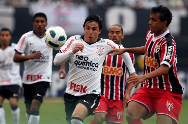 O Corinthians goleia, atropela e humilha o São Paulo