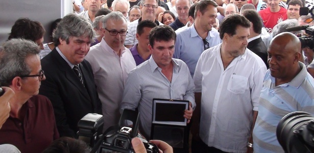 A caminho da CBF, cartola menospreza Santos x Barcelona e junta amigos em festa