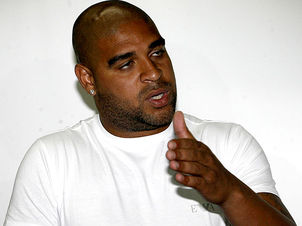 Adriano concede entrevista sobre o episódio do tiro no Rio