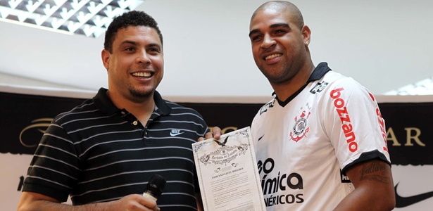 Adriano 'copia' Ronaldo fora de campo, porém sem vingar no marketing e no time