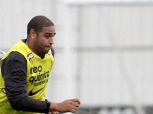 Adriano espera ter condições de enfrentar o Internacional no domingo, no Beira-Rio