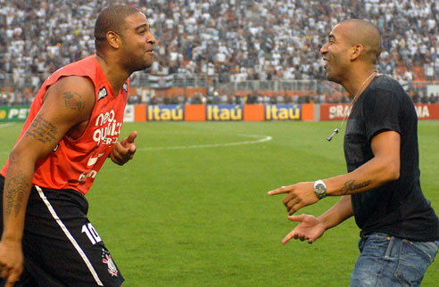 Adriano ganhou elogios, mas Emerson já preocupa o Corinthians