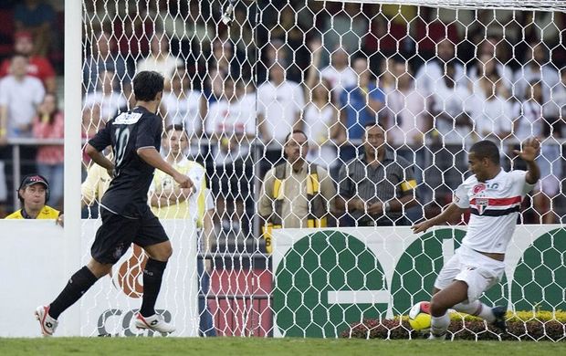 Douglas aproveita rebote e balança as redes: foi o único gol do meia pelo Corinthians contra o São P