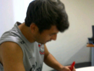 Douglas assinando contrato com o Corinthians