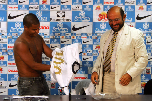 Em 2010, Marcelinho foi apresentado como 'Senhor Centenário' por Rosenberg, que tem seu apoio na ele