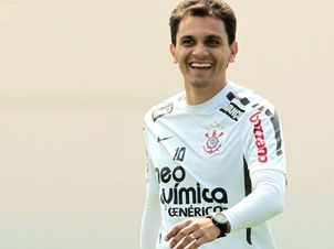 Fábio Santos gostou da classificação do Vasco. Excesso de competição pode atrapalhar, diz o camisa 6