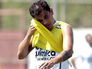 Fábio Santos não quer saber de espetáculo, só de resultado