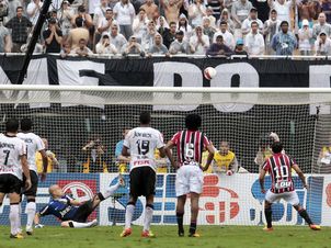 Jadson perdeu pênalti e o Timão venceu a sexta seguida no Pacaembu