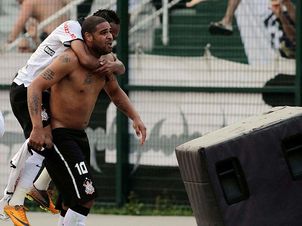 Joelho de Liedson e saída de Adriano: exemplos da preocupação do Corinthians com o ataque