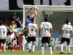Julio Cesar teve trabalho com as bolas aéreas neste domingo