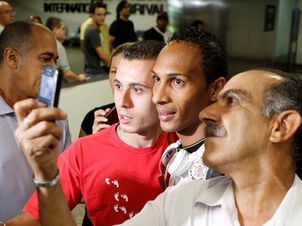 Liedson recebe o carinho da torcida durante o desembarque