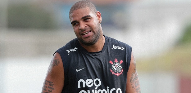 O atacante Adriano recebeu mais uma chance da diretoria do clube após faltar ao treino