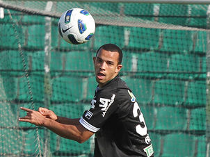 Roger Carvalho foi observado pelo Timão, que já o descarta