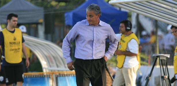 Técnico do Corinthians, Tite, faz careta para o campo em partida contra o Comercial