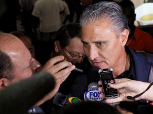 Tite desembarca em São Paulo e recebe aplausos dos corintianos