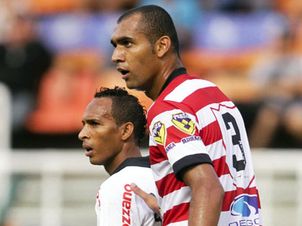 Último jogo de Liedson foi contra o Linense, quando duelou com o 'gigante' Fábão